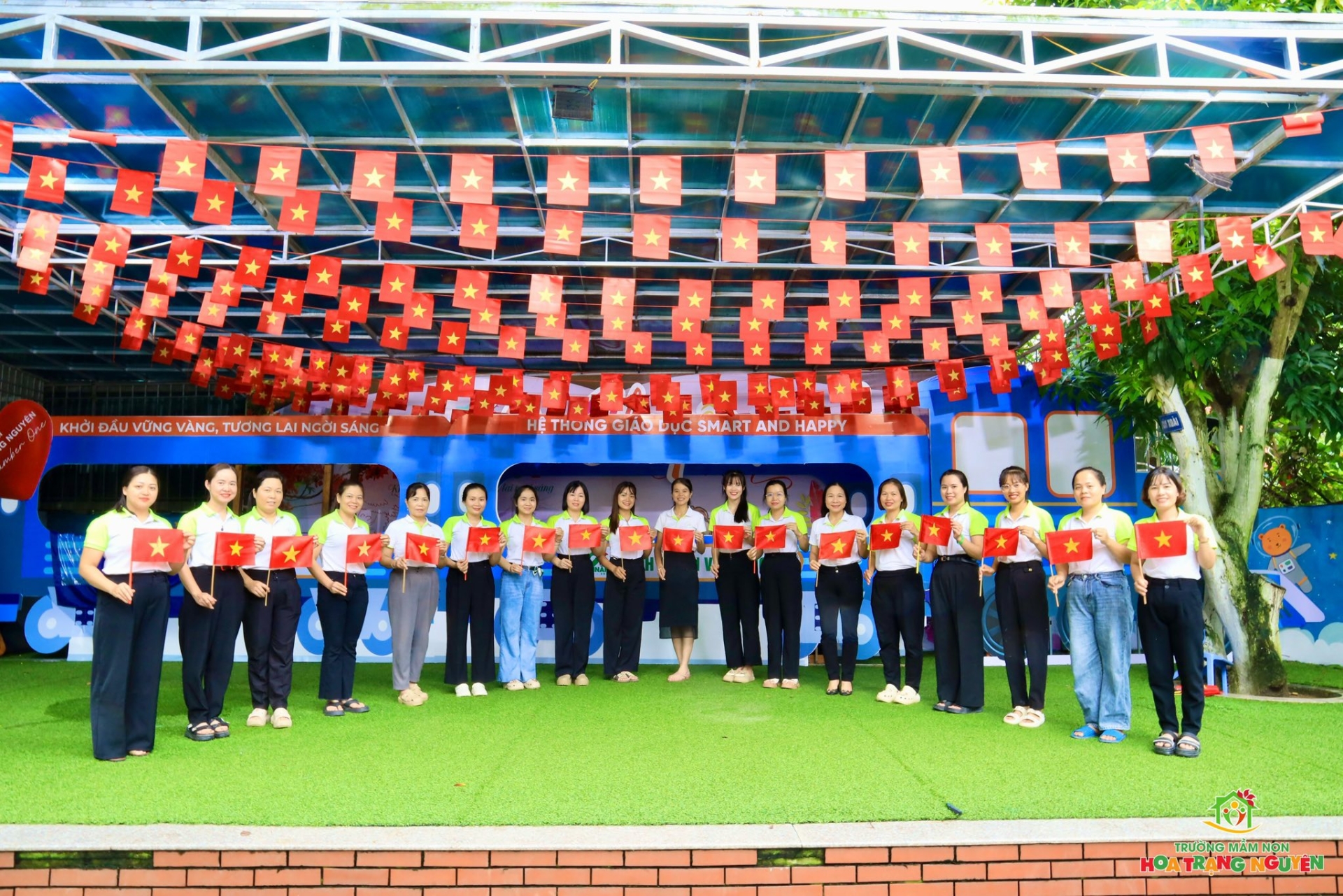 Rực rỡ sắc đỏ tự hào Việt Nam tại Hoa Trạng Nguyên